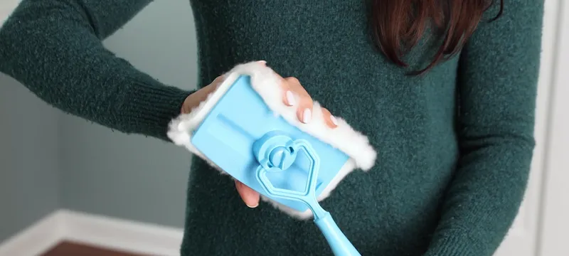 The swivel joint behind the cleaning head