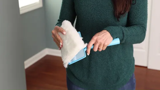 Wrapping a fresh pad onto the cleaning head